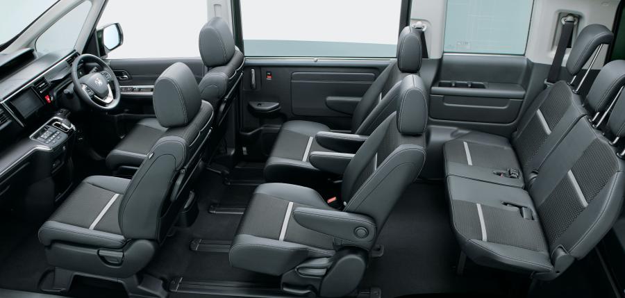 Интерьер Honda StepWGN Spada Hybrid 2017 года  (фото 2 из 13)